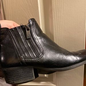 Unisa little black leather booties ~ size 7.5